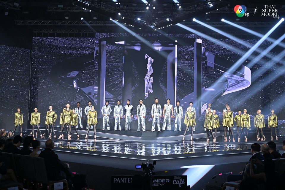 ภาพบรรยากาศ สุดอลัง‼️ OPENNING FASHION SHOW : THE ULTIMATE FIGURE จากหนุ่มหล่อ สาวสวย THAI SUPERMODEL 2024