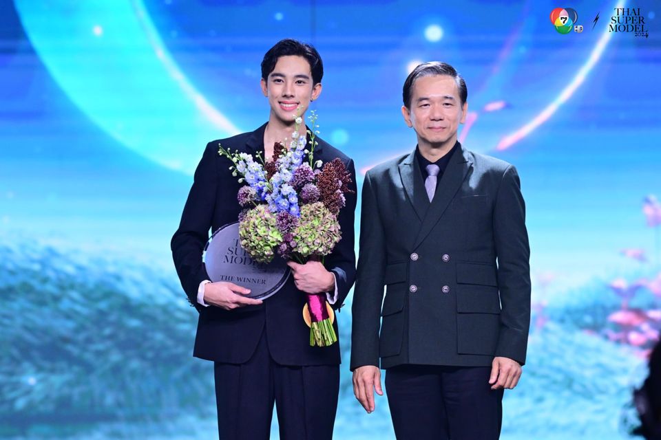 ภาพบรรยากาศแสดงความยินดีกับ TSM27 ดีแลนด์ เดโชชัย ธิติอภิธาน ผู้ได้รับตำแหน่ง THAI SUPERMODEL MALE 2024  .