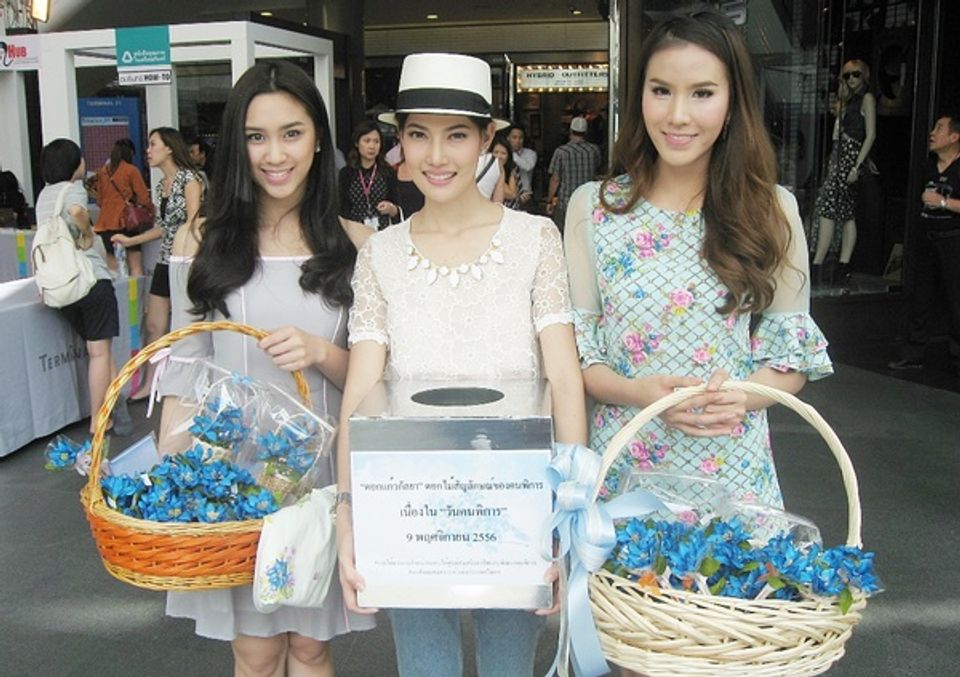 “น้ำหวาน-เกี่ยวก้อย-พลอย” อาสานำทีมจำหน่าย “ดอกแก้วกัลยา” ช่วยเหลือคนพิการ