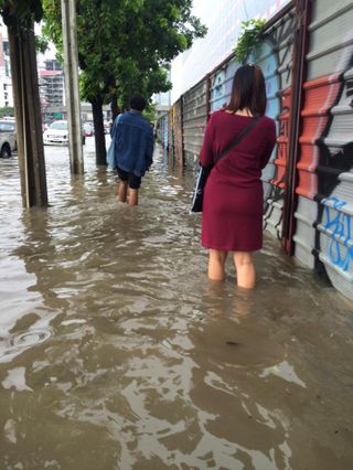 โซเชียลแห่แชร์ภาพน้ำท่วมถนนรัชดาหน้าศาลอาญา ปริมาณน้ำสูงเกือบถึงเข่า