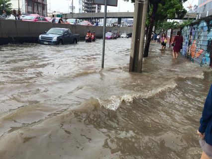 โซเชียลแห่แชร์ภาพน้ำท่วมถนนรัชดาหน้าศาลอาญา ปริมาณน้ำสูงเกือบถึงเข่า