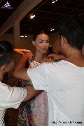 เดินแฟชั่นโชว์งาน Tube Gallery S/S 13, Chin : Unmarked