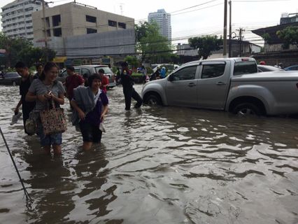 โซเชียลแห่แชร์ภาพน้ำท่วมถนนรัชดาหน้าศาลอาญา ปริมาณน้ำสูงเกือบถึงเข่า