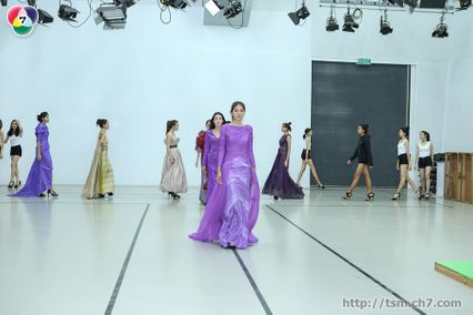 TSM 2013 : ฝึกเดินแบบชุดราตรียาว