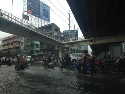 โซเชียลแห่แชร์ภาพน้ำท่วมถนนรัชดาหน้าศาลอาญา ปริมาณน้ำสูงเกือบถึงเข่า
