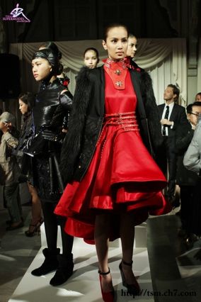 เดินแฟชั่นโชว์งานเปิดตัวนิตยสาร Numero Thailand