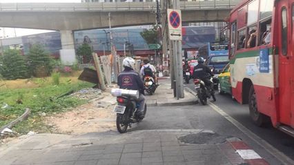 คนกรุงเซ็ง ทางเท้ากำลังถูก จยย.ยึด!! เปิดเป็นถนนอีกเลน วอนตำรวจจัดการ