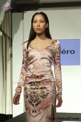 เดินแฟชั่นโชว์งานเปิดตัวนิตยสาร Numero Thailand