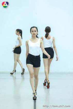 TSM 2013 : ฝึกเดินแบบชุดราตรียาว