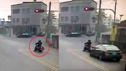 นาทีดับสยอง! มอเตอร์ไซค์จอดรอกลางแยก จู่ๆต้องจบชีวิตเพราะเก๋งฝ่าไฟแดง