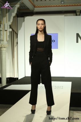 เดินแฟชั่นโชว์งานเปิดตัวนิตยสาร Numero Thailand