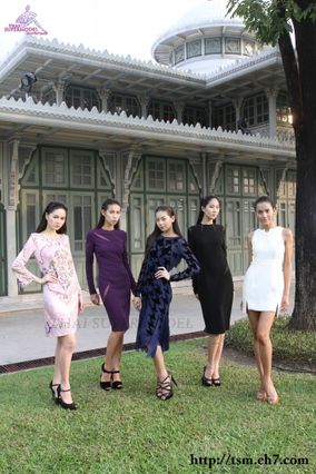 เดินแฟชั่นโชว์งานเปิดตัวนิตยสาร Numero Thailand