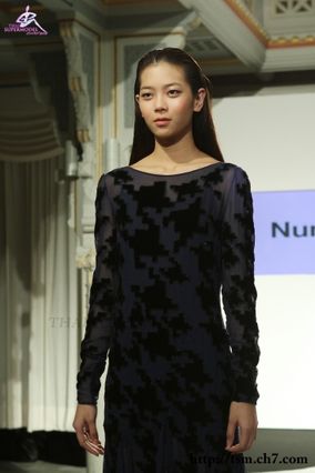 เดินแฟชั่นโชว์งานเปิดตัวนิตยสาร Numero Thailand