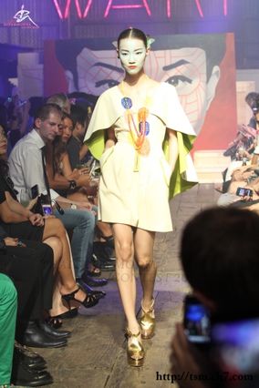 เดินแฟชั่นโชว์งาน Tube Gallery S/S 13, Chin : Unmarked