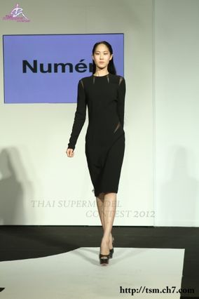 เดินแฟชั่นโชว์งานเปิดตัวนิตยสาร Numero Thailand
