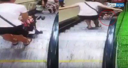 นาทีระทึก! แม่ไม่เคารพกฎ เข็นรถเข็นลงบันไดเลื่อน ร่างลูกตีลังกากระแทกพื้น