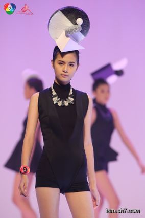 “เบนซ์-วิลาสินี สาระวัน” สาวน้อยวัย 15 ปี คว้าตำแหน่ง “ไทยซูเปอร์โมเดล 2014” สุดยอดนางแบบดาวรุ่ง พร้อมโอกาสบนเส้นทางแฟชั่น