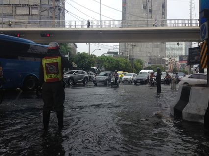 โซเชียลแห่แชร์ภาพน้ำท่วมถนนรัชดาหน้าศาลอาญา ปริมาณน้ำสูงเกือบถึงเข่า