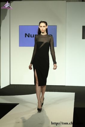 เดินแฟชั่นโชว์งานเปิดตัวนิตยสาร Numero Thailand