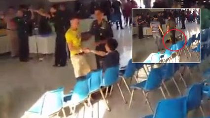 ฮาหนักมาก! เมื่อ 2 คนสุดท้าย เหลือใบแดง 1 ใบ จับมือสั่งลาเพื่อน เฮลั่นทั้งโรงยิม