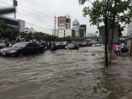 โซเชียลแห่แชร์ภาพน้ำท่วมถนนรัชดาหน้าศาลอาญา ปริมาณน้ำสูงเกือบถึงเข่า