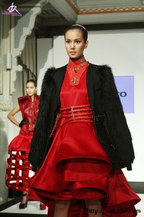 เดินแฟชั่นโชว์งานเปิดตัวนิตยสาร Numero Thailand