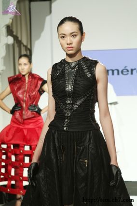 เดินแฟชั่นโชว์งานเปิดตัวนิตยสาร Numero Thailand