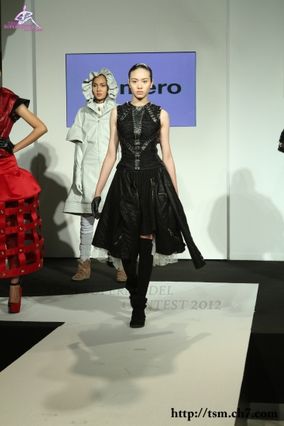 เดินแฟชั่นโชว์งานเปิดตัวนิตยสาร Numero Thailand