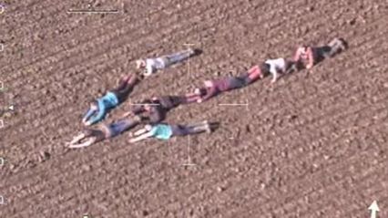 ชื่นชม! วีรกรรมกลุ่มเด็กน้อย ต่อตัวเป็นลูกศรบนพื้น ชี้ทางหัวขโมยให้ตำรวจ