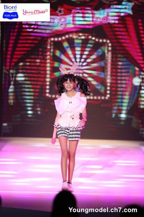 “น้องแพรไหม- ไมลิน อังสท์” สาวน้อยหน้าหวาน อายุ 15 ปี คว้าตำแหน่ง Young Model 2016 รับทุนการศึกษา 150,000 บาท