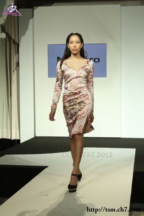 เดินแฟชั่นโชว์งานเปิดตัวนิตยสาร Numero Thailand